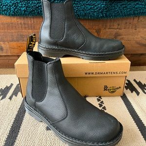 Dr. Martens Suffolk black Bear Track Boots